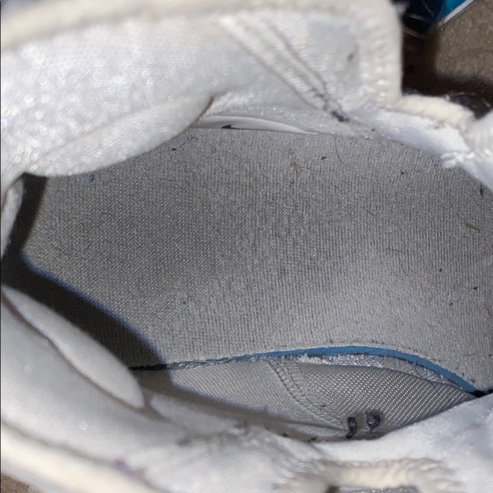 Basketball shoes